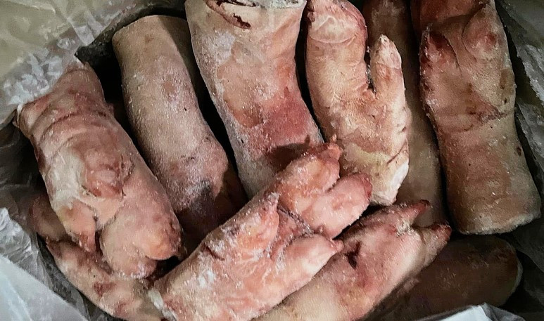 Lực lượng chức năng phát hiện trong kho tập kết các mặt hàng thực phẩm gồm: thủ lợn, móng lợn, đùi lợn, chân gà; có loại thực phẩm đã quá hạn 2 năm.
