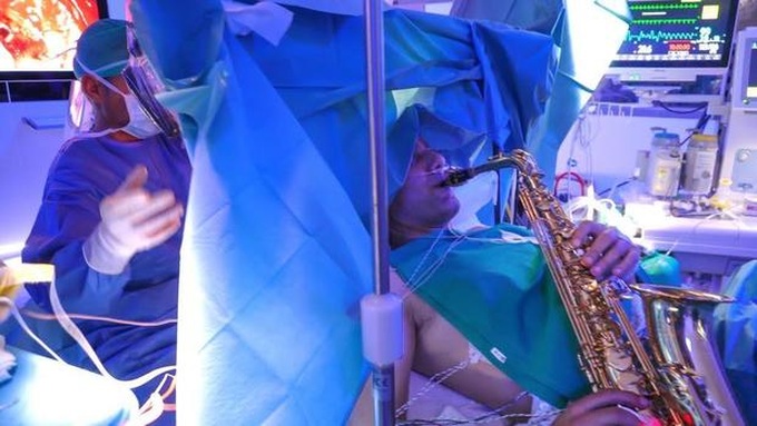 Bệnh nhân thổi kèn saxophone suốt 9 tiếng khi bác sĩ lấy khối u khỏi não - 1
