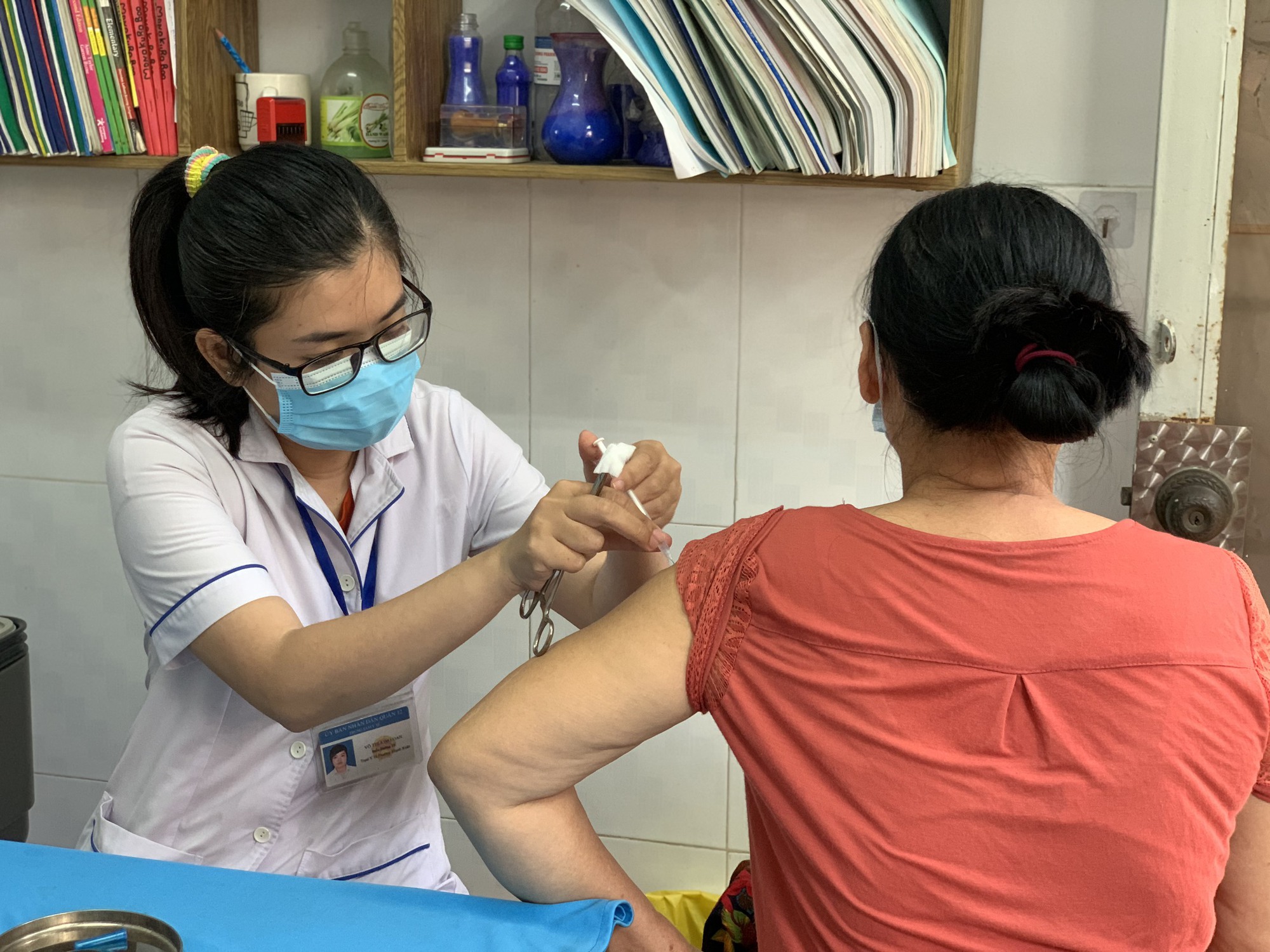 Sáng 19/10: Bộ Y tế nhắc nhiều lần vẫn có hàng chục tỉnh, thành tiêm vaccine COVID-19 chậm, thấp - Ảnh 1. Sáng 19/10: Bộ Y tế nhắc nhiều lần vẫn có hàng chục tỉnh, thành tiêm vaccine COVID-19 chậm, thấp - Ảnh 1.