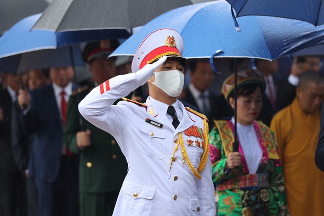 Các đại biểu Quốc hội vào Lăng viễng Chủ tịch Hồ Chí Minh - Ảnh 5. Các đại biểu Quốc hội vào Lăng viễng Chủ tịch Hồ Chí Minh - Ảnh 5.