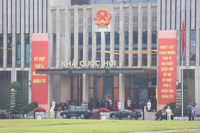 Các đại biểu Quốc hội vào Lăng viễng Chủ tịch Hồ Chí Minh - Ảnh 6. Các đại biểu Quốc hội vào Lăng viễng Chủ tịch Hồ Chí Minh - Ảnh 6.