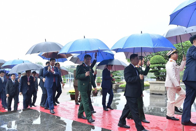 Các đại biểu Quốc hội vào Lăng viễng Chủ tịch Hồ Chí Minh - Ảnh 4. Các đại biểu Quốc hội vào Lăng viễng Chủ tịch Hồ Chí Minh - Ảnh 4.