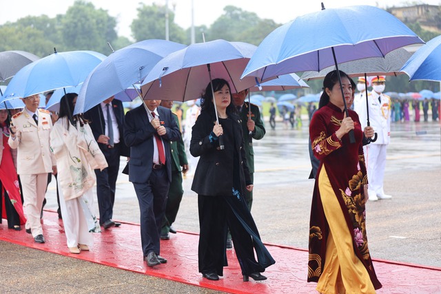 Các đại biểu Quốc hội vào Lăng viễng Chủ tịch Hồ Chí Minh - Ảnh 3. Các đại biểu Quốc hội vào Lăng viễng Chủ tịch Hồ Chí Minh - Ảnh 3.