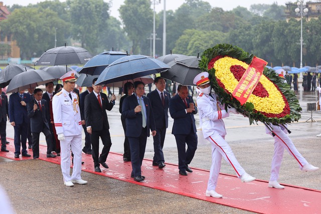 Các đại biểu Quốc hội vào Lăng viễng Chủ tịch Hồ Chí Minh - Ảnh 1. Các đại biểu Quốc hội vào Lăng viễng Chủ tịch Hồ Chí Minh - Ảnh 1.