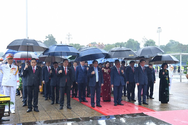 Các đại biểu Quốc hội vào Lăng viễng Chủ tịch Hồ Chí Minh - Ảnh 2. Các đại biểu Quốc hội vào Lăng viễng Chủ tịch Hồ Chí Minh - Ảnh 2.