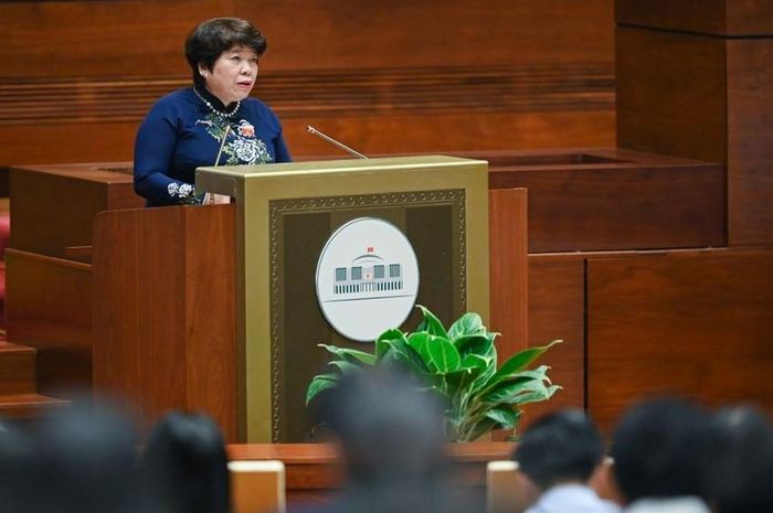 Chủ nhiệm Ủy ban Xã hội của QH Nguyễn Thúy Anh trình bày báo cáo giải trình, tiếp thu và chỉnh lý dự luật khám bệnh, chữa bệnh. Ảnh: PT