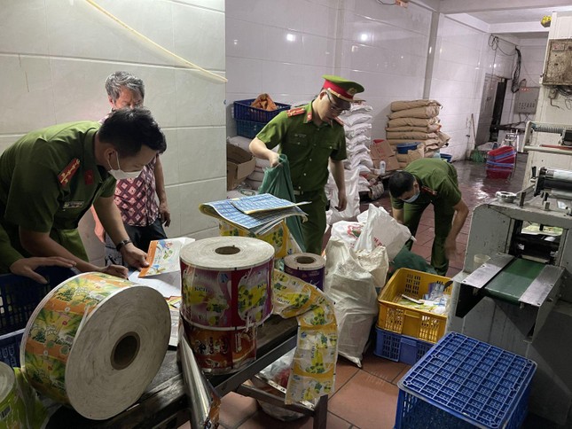 Khởi tố vụ sản xuất và buôn bán kem Tràng Tiền giả ảnh 1