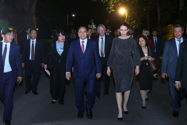 Chùm ảnh: Hai Thủ tướng Việt Nam - New Zealand thăm nhà sàn Bác Hồ - Ảnh 1. Chùm ảnh: Hai Thủ tướng Việt Nam - New Zealand thăm nhà sàn Bác Hồ - Ảnh 1.