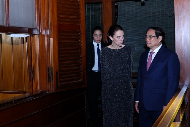 Chùm ảnh: Hai Thủ tướng Việt Nam - New Zealand thăm nhà sàn Bác Hồ - Ảnh 2. Chùm ảnh: Hai Thủ tướng Việt Nam - New Zealand thăm nhà sàn Bác Hồ - Ảnh 2.