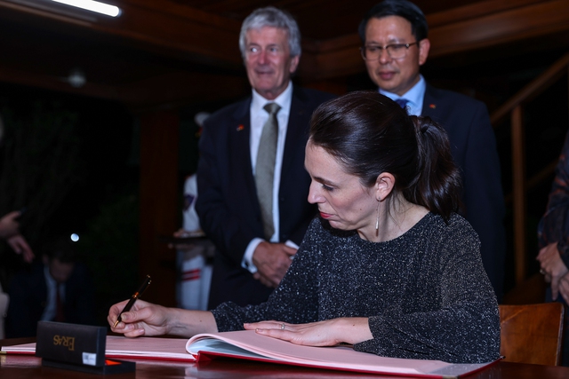Chùm ảnh: Hai Thủ tướng Việt Nam - New Zealand thăm nhà sàn Bác Hồ - Ảnh 6. Chùm ảnh: Hai Thủ tướng Việt Nam - New Zealand thăm nhà sàn Bác Hồ - Ảnh 6.