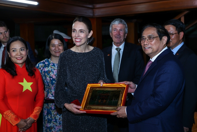 Chùm ảnh: Hai Thủ tướng Việt Nam - New Zealand thăm nhà sàn Bác Hồ - Ảnh 4. Chùm ảnh: Hai Thủ tướng Việt Nam - New Zealand thăm nhà sàn Bác Hồ - Ảnh 4.