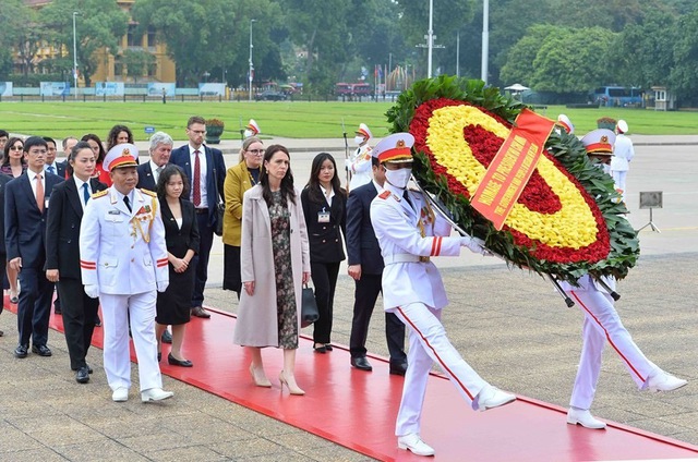 Chùm ảnh: Hai Thủ tướng Việt Nam - New Zealand thăm nhà sàn Bác Hồ - Ảnh 14. Chùm ảnh: Hai Thủ tướng Việt Nam - New Zealand thăm nhà sàn Bác Hồ - Ảnh 14.