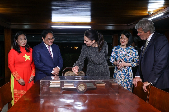 Chùm ảnh: Hai Thủ tướng Việt Nam - New Zealand thăm nhà sàn Bác Hồ - Ảnh 3. Chùm ảnh: Hai Thủ tướng Việt Nam - New Zealand thăm nhà sàn Bác Hồ - Ảnh 3.