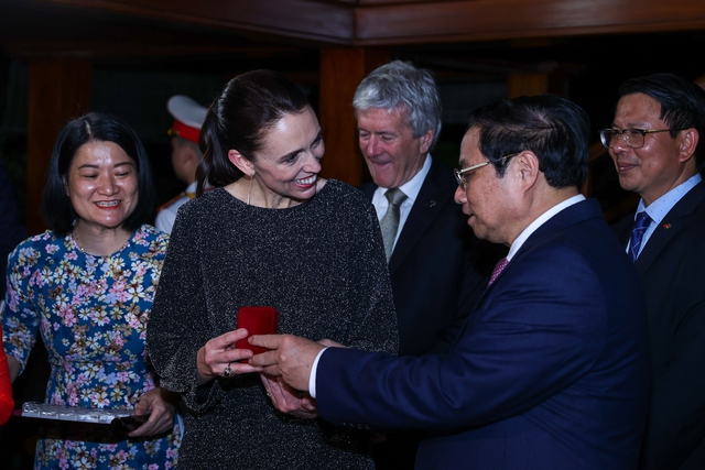 Chùm ảnh: Hai Thủ tướng Việt Nam - New Zealand thăm nhà sàn Bác Hồ - Ảnh 5. Chùm ảnh: Hai Thủ tướng Việt Nam - New Zealand thăm nhà sàn Bác Hồ - Ảnh 5.