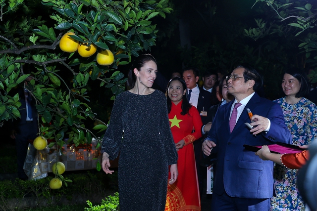 Chùm ảnh: Hai Thủ tướng Việt Nam - New Zealand thăm nhà sàn Bác Hồ - Ảnh 7. Chùm ảnh: Hai Thủ tướng Việt Nam - New Zealand thăm nhà sàn Bác Hồ - Ảnh 7.