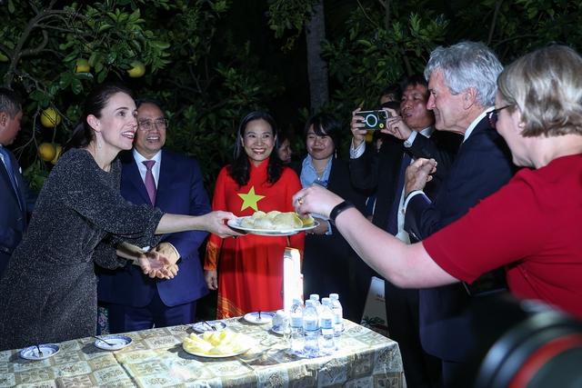 Chùm ảnh: Hai Thủ tướng Việt Nam - New Zealand thăm nhà sàn Bác Hồ - Ảnh 10. Chùm ảnh: Hai Thủ tướng Việt Nam - New Zealand thăm nhà sàn Bác Hồ - Ảnh 10.