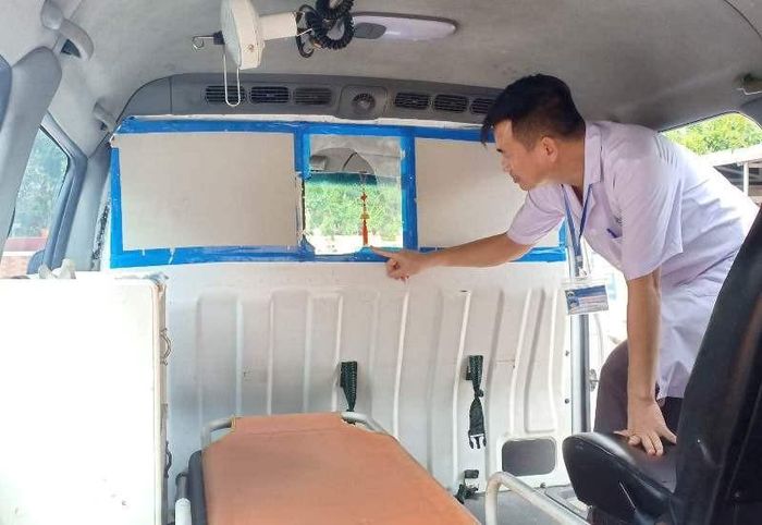 Kính chắn giữa buồng lái và buồng bệnh nhân xe cấp cứu bị người nhà bệnh nhân Trần Hiền đập vỡ.