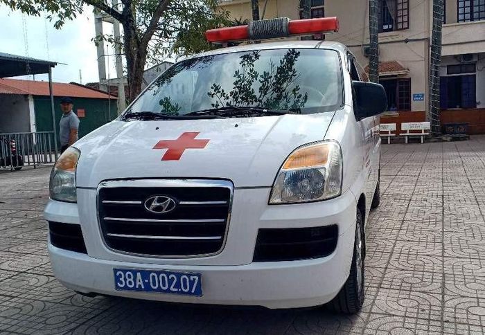 Chiếc xe cứu thương của Trung tâm Y tế huyện Can Lộc dùng để vận chuyển cấp cứu bệnh nhân Trần Hiền.