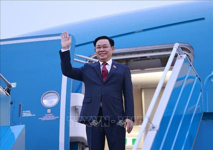 Chủ tịch Quốc hội Vương Đình Huệ dẫn đầu Đoàn đại biểu cấp cao Quốc hội Việt Nam rời Hà Nội lên đường dự Đại hội đồng AIPA-43, thăm chính thức Campuchia và Philippines. Ảnh: TTXVN