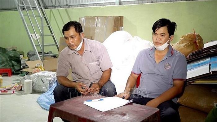 Đối tượng Trần Minh Trung và Trần Văn Tính tại hiện trường. Ảnh: TTXVN phát