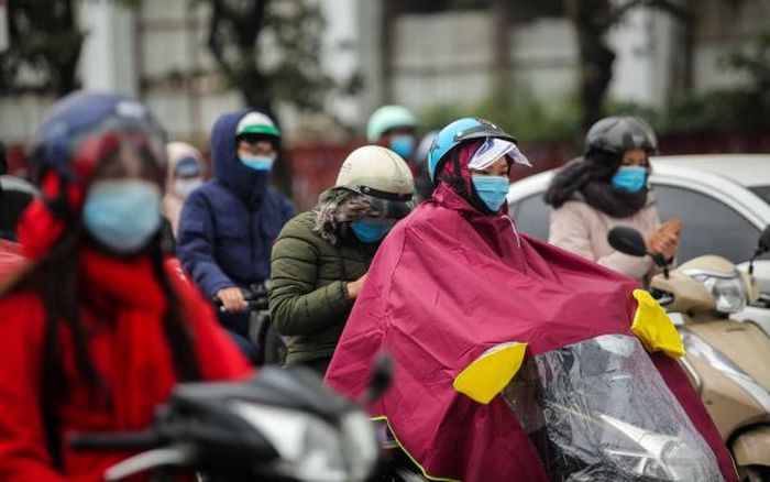 Người Hà Nội ra đường trong những ngày giá rét.