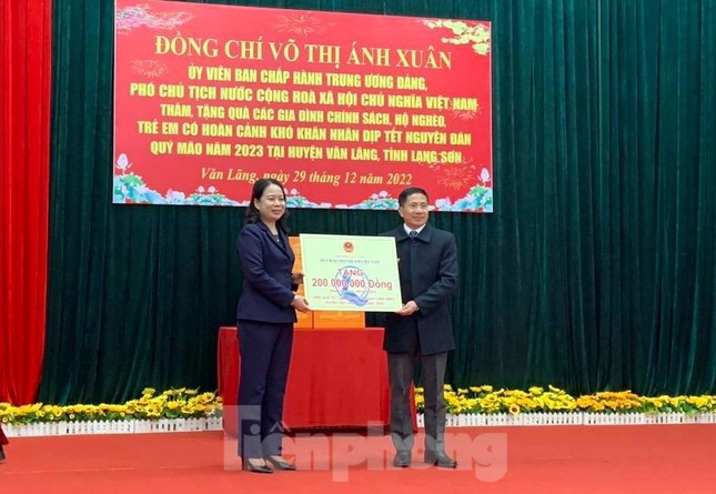 Phó Chủ tịch nước Võ Thị Ánh Xuân thăm, tặng quà Tết hộ nghèo, gia đình chính sách tại Lạng Sơn ảnh 1
