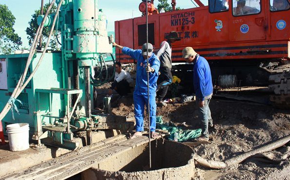 Huy động tối đa phương tiện, thiết bị, nhân lực, 'chạy đua với thời gian' cứu nạn cháu bé rơi xuống ống cọc bê tông sâu 35m - Ảnh 6.