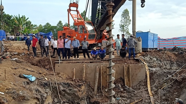 Thủ tướng chỉ đạo tập trung cứu nạn cháu bé rơi xuống ống cọc bê tông sâu 35m - Ảnh 1.