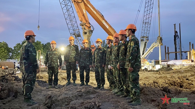 'Chạy đua với thời gian' cứu nạn cháu bé rơi xuống ống cọc bê tông sâu 35m - Ảnh 5.