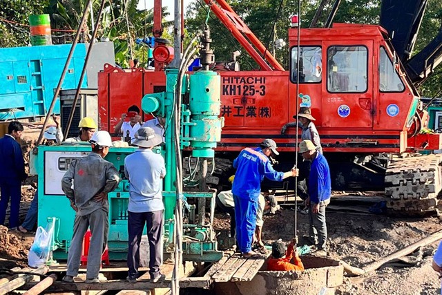 'Chạy đua với thời gian' cứu nạn cháu bé rơi xuống ống cọc bê tông sâu 35m - Ảnh 3.