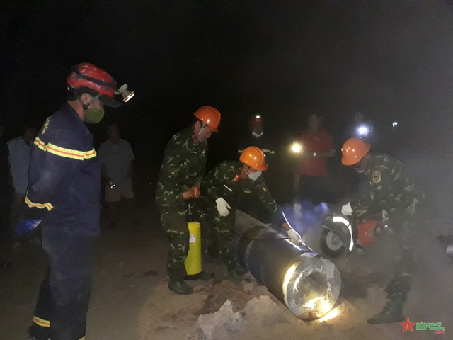 Huy động mọi lực lượng, phương tiện cứu nạn cháu bé rơi xuống ống cọc bê tông sâu 35m - Ảnh 2.