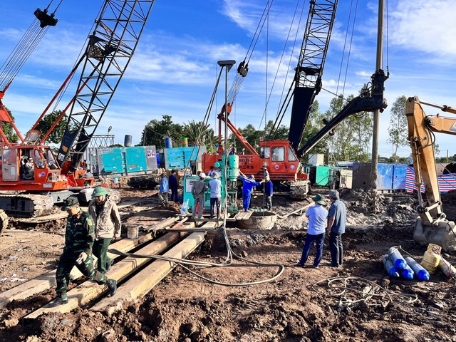 'Chạy đua với thời gian' cứu nạn cháu bé rơi xuống ống cọc bê tông sâu 35m - Ảnh 2.