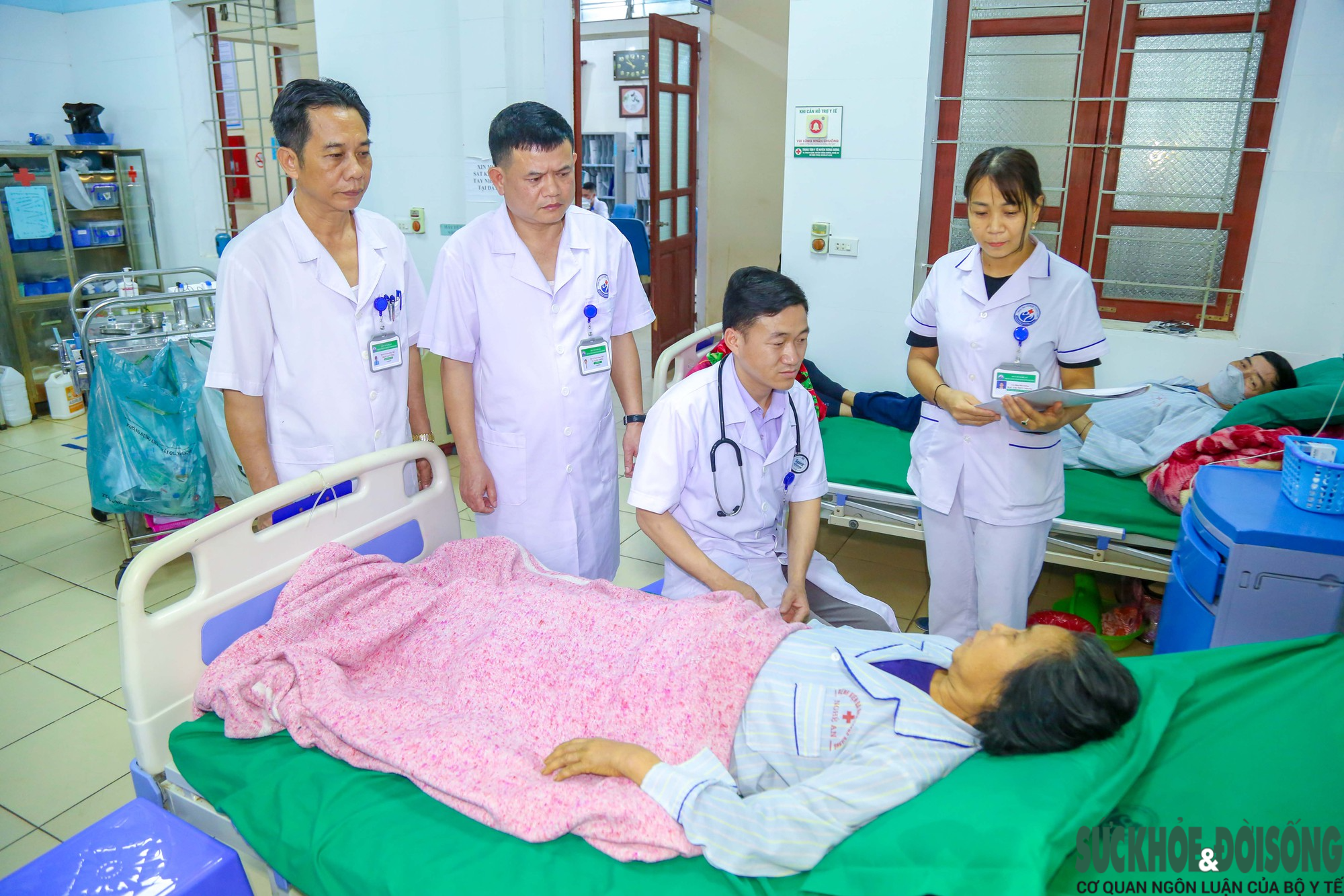 Bác sĩ người dân tộc Mông tận tâm với nghề - Ảnh 3.