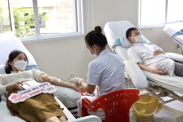 Hàng trăm thầy thuốc tham gia hiến máu tại ngày hội 'Blouse trắng-Trái tim hồng' - Ảnh 1.