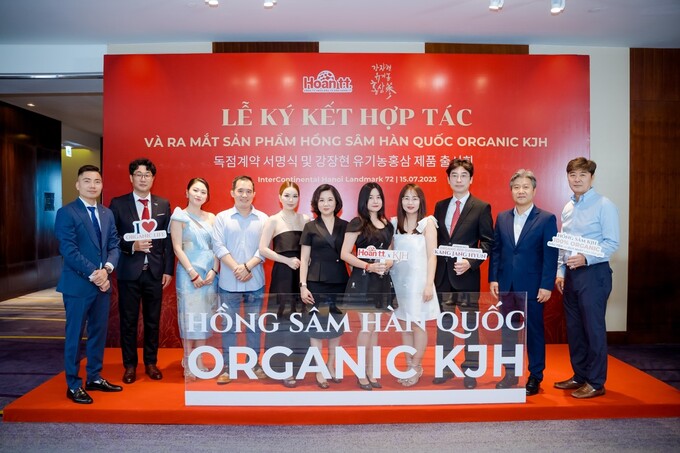Mr. Kang In Chul. KJH/CEO, Ông Park Min Cheol - giám đốc aT trụ sở Asean, Bà Trần Thị Kim Hoàn - Giám đốc Công ty TNHH đầu tư XNK Hoantt, Ông Hiếu Orion - Giám đốc truyền thông TNHH đầu tư XNK Hoantt cùng các đối tác chụp ảnh giao lưu trước khi ra về.