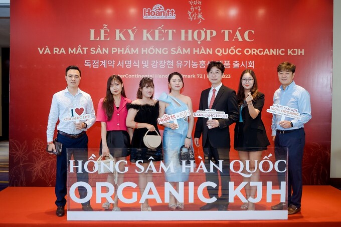 Các khách mời tham quan và check in tại sự kiện.