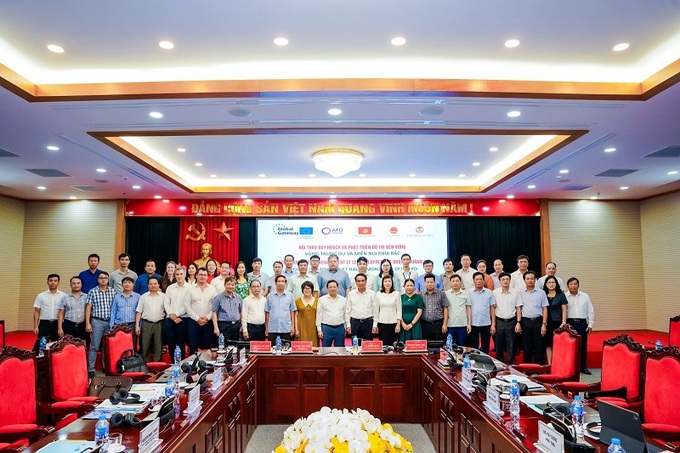 Các đại biểu tham dự Hội thảo chụp ảnh lưu niệm.