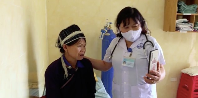 BSCKI. Hà Thị Dương, Trưởng Phòng khám Đa khoa khu vực Nậm Dịch (Hà Giang) gọi video xin tư vấn từ các bác sĩ BVĐK Hoàng Su Phì về các triệu chứng bệnh của bà Lý Thị Hoa - Ảnh: moitruongvadothi.vn