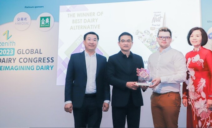 Đại diện Vinamilk nhận giải “Quán quân” ở hạng mục “Sản phẩm thay thế sữa tốt nhất” (Best Dairy Alternative) cho sản phẩm Sữa 9 Loại Hạt Vinamilk Super Nut tại Hội Nghị Sữa Toàn Cầu 2023 (World Dairy Innovation Awards 2023) diễn ra tại Anh Quốc tháng 6 vừa qua.(Ảnh: Vinamilk). 