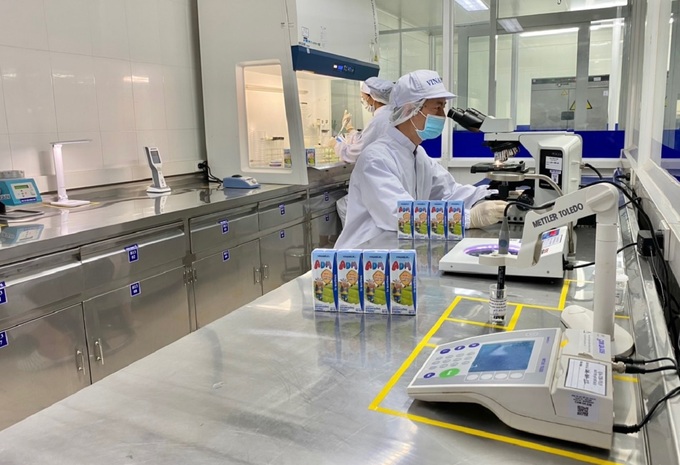 Từng hộp sữa ADM được kiểm tra chất lượng kỹ lưỡng trước khi xuất kho và trao đến tận tay các em nhỏ trong chương trình.     