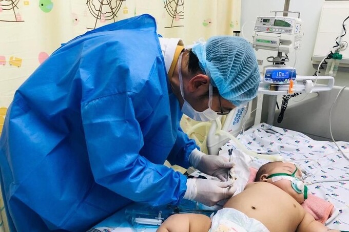 Bệnh nhi được cấp cứu tại bệnh viện. Ảnh BVCC