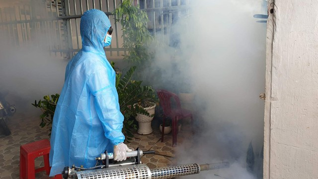 Phun thuốc diệt muỗi để phòng bệnh sốt xuất huyết 