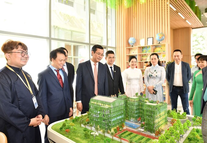 PGS. TS Nguyễn Văn Phúc - Thứ trưởng Bộ Giáo Dục & Đào tạo (Thứ 3 từ trái qua) cùng đoàn đại biểu tham quan trường.