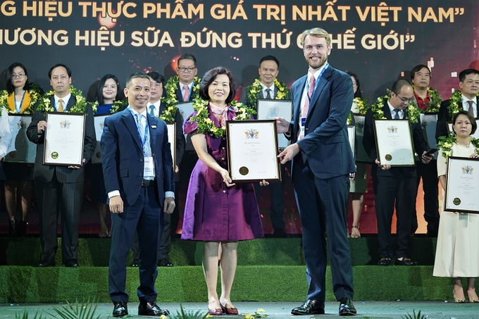   Bà Bùi Thị Hương, Giám đốc Điều hành, đại diện Vinamilk đón nhận các chứng nhận từ Brand Finance - Ảnh: Mibrand