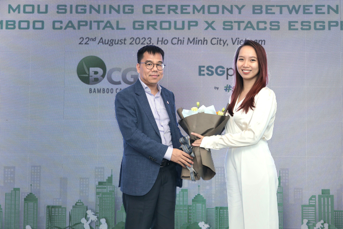 : Ông Phạm Minh Tuấn - Phó Chủ tịch Tập đoàn Bamboo Capital tặng hoa cảm ơn bà Nguyễn Linh Chi - Giám đốc chi nhánh Việt Nam của Except Integrated Sustainability đã tham dự chương trình với tư cách diễn giả.