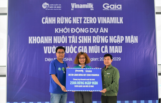 Ông Lê Hoàng Minh (bên trái) đại diện Vinamilk và bà Đỗ Thị Thanh Huyền đại diện Gaia trao tượng trưng bảng 25ha rừng ngập mặn thuộc dự án “Cánh rừng Net Zero Vinamilk” cho đại diện Vườn Quốc gia Mũi Cà Mau     