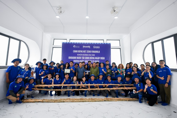Tập thể nhân viên Vinamilk chuẩn bị thực hiện nhiệm vụ “làm hàng rào khoanh nuôi” sau khi được các cán bộ Vườn Quốc gia và Gaia hướng dẫn các kĩ thuật  