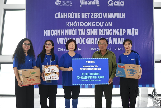  Bà Bùi Thị Hương (thứ ba từ trái qua), Giám đốc điều hành Vinamilk, đại diện trao tặng 05 chiếc thuyền và 4.200 sản phẩm dinh dưỡng cho đại diện Vườn quốc gia Mũi Cà Mau