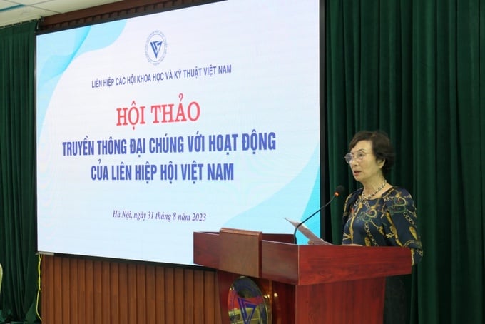 PGS.TS Bùi Thị An, Viện trưởng Viện Tài nguyên Môi trường và Phát triển cộng đồng (IRECO), Tổng biên tập Tạp chí Mẹ và bé phát biểu tại hội thảo.