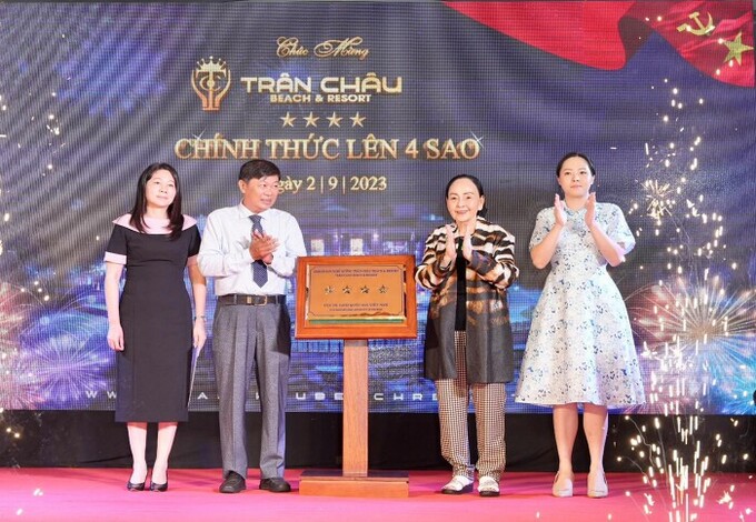 ‏Ban Lãnh đạo Khu du lịch Nghỉ dưỡng Trân Châu Phước Hải đón nhận quyết định công nhận Trân Châu Beach & Resort đạt chuẩn 4 sao. (Ảnh: KN Holdings).